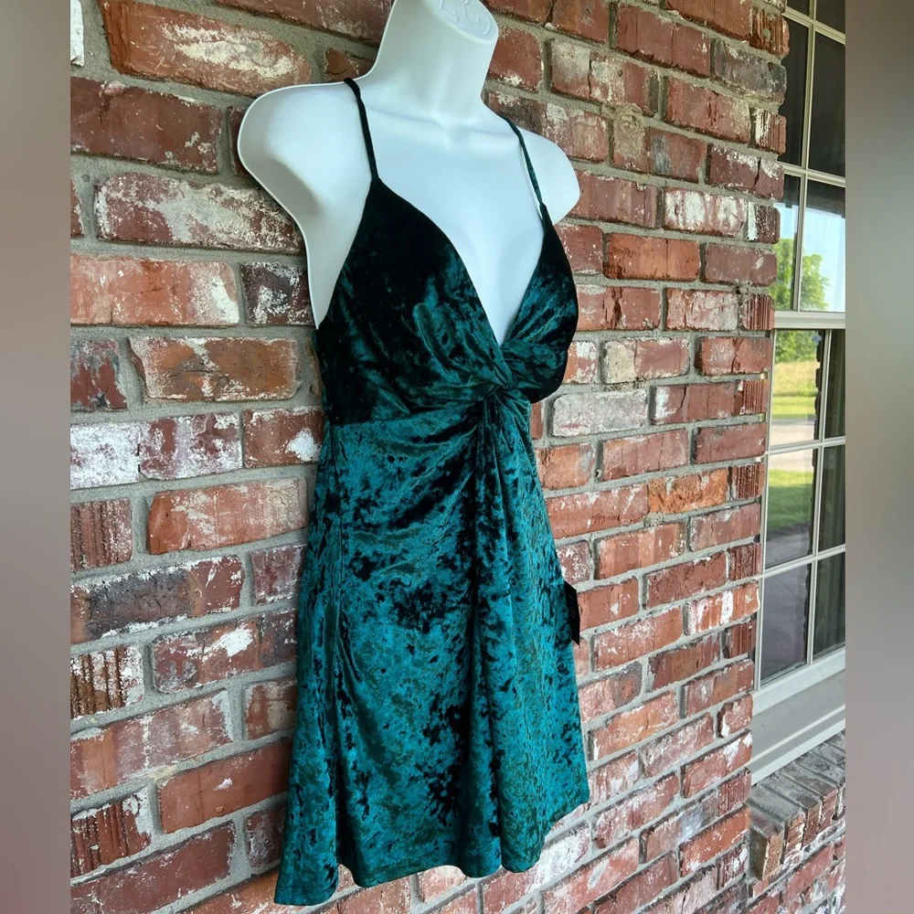 Lulu's green crushed velvet dress size medium NWT - Picture 2 of 10